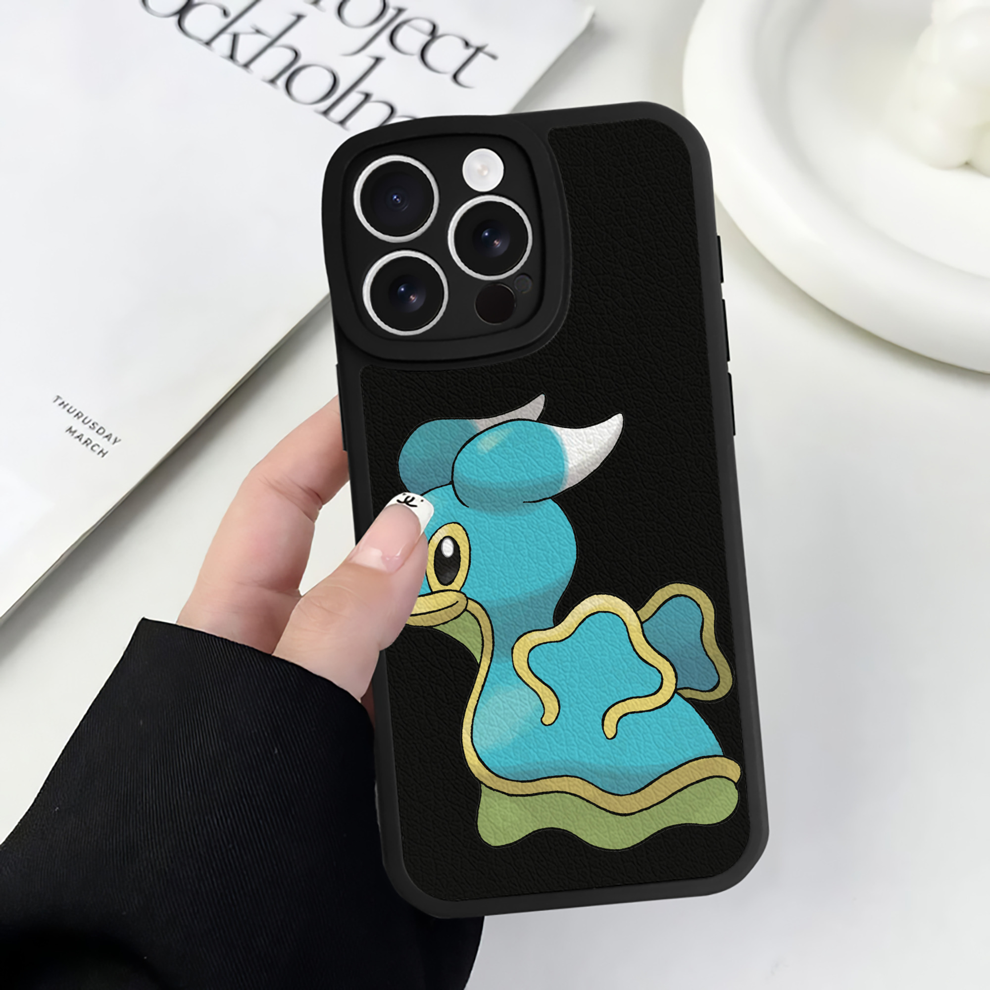 （画像用） ポケットモンスター Pokémon 【iPhone 16シリーズ対応】シリコンスマホケース（レザー調） 材質：シリコン